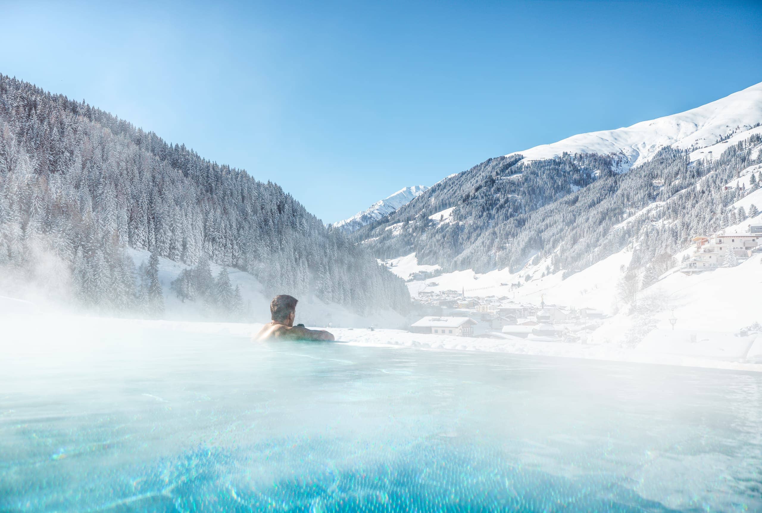 Entspannter Winterurlaub im Tiroler Wellnesshotel mit natürlichen Thermalbädern in den Bergen.