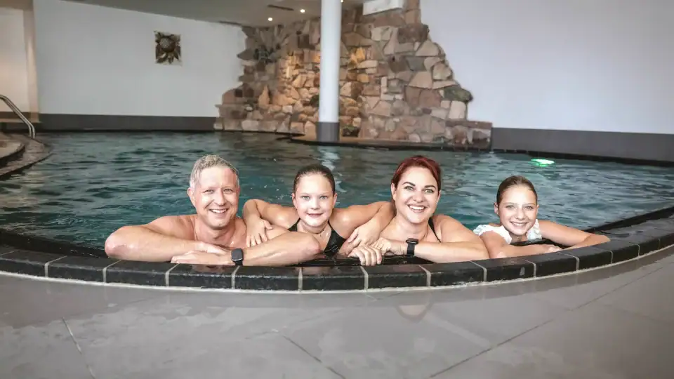 Familienzone Indoor Pool mit Kinder-Textil-Sauna und Ruhebereich