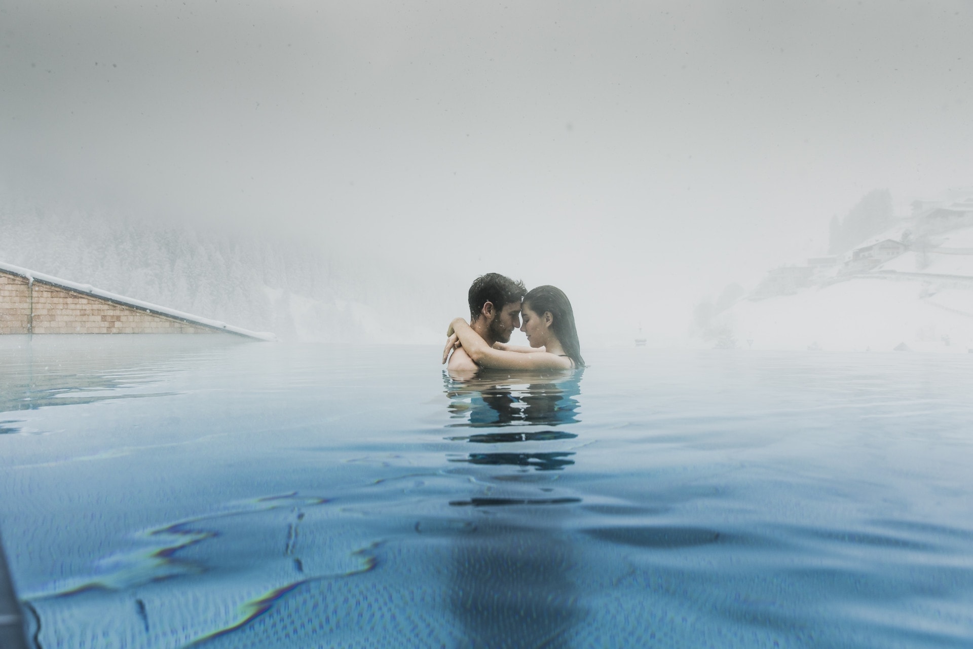 Entspannendes Thermalbad in Tirol, idyllische Wellnessoase mit Bergblick.