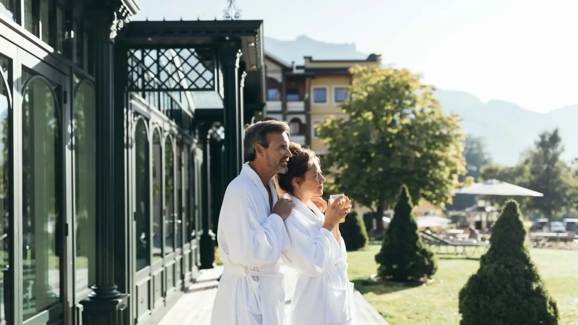 wiesenhof wellnessurlaub garten paar00112