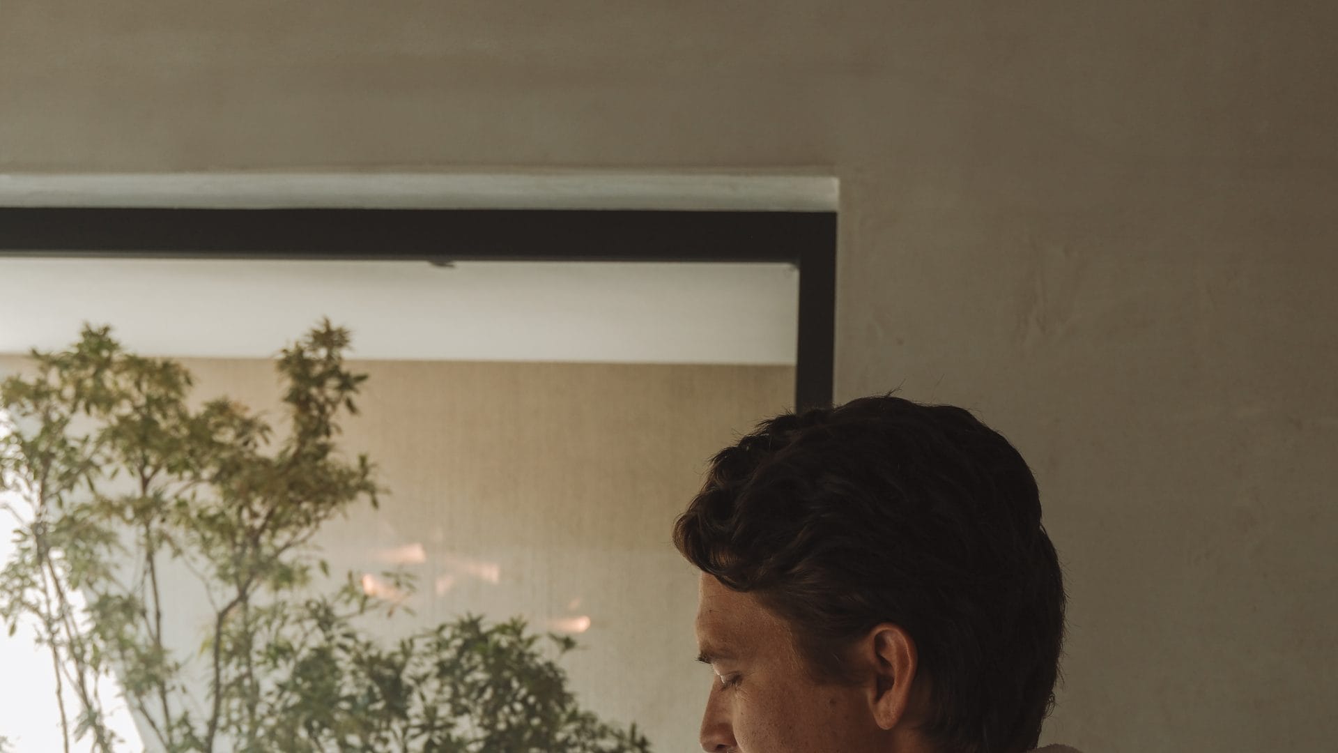 Entspanntes Paar in Bademänteln bei Wellness im Tiroler Wellnesshotel.