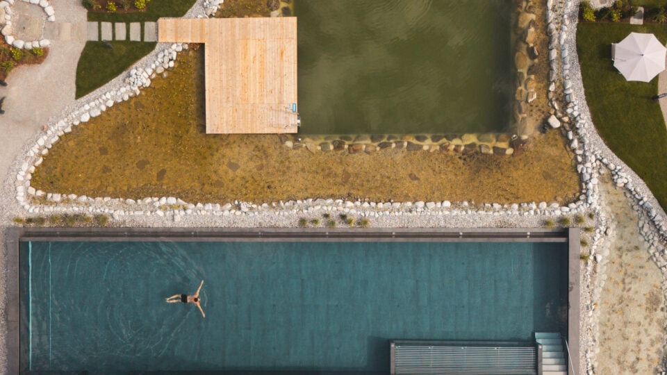 Endlose Bahnen ziehen - im 25m Outdoor-Sportpool