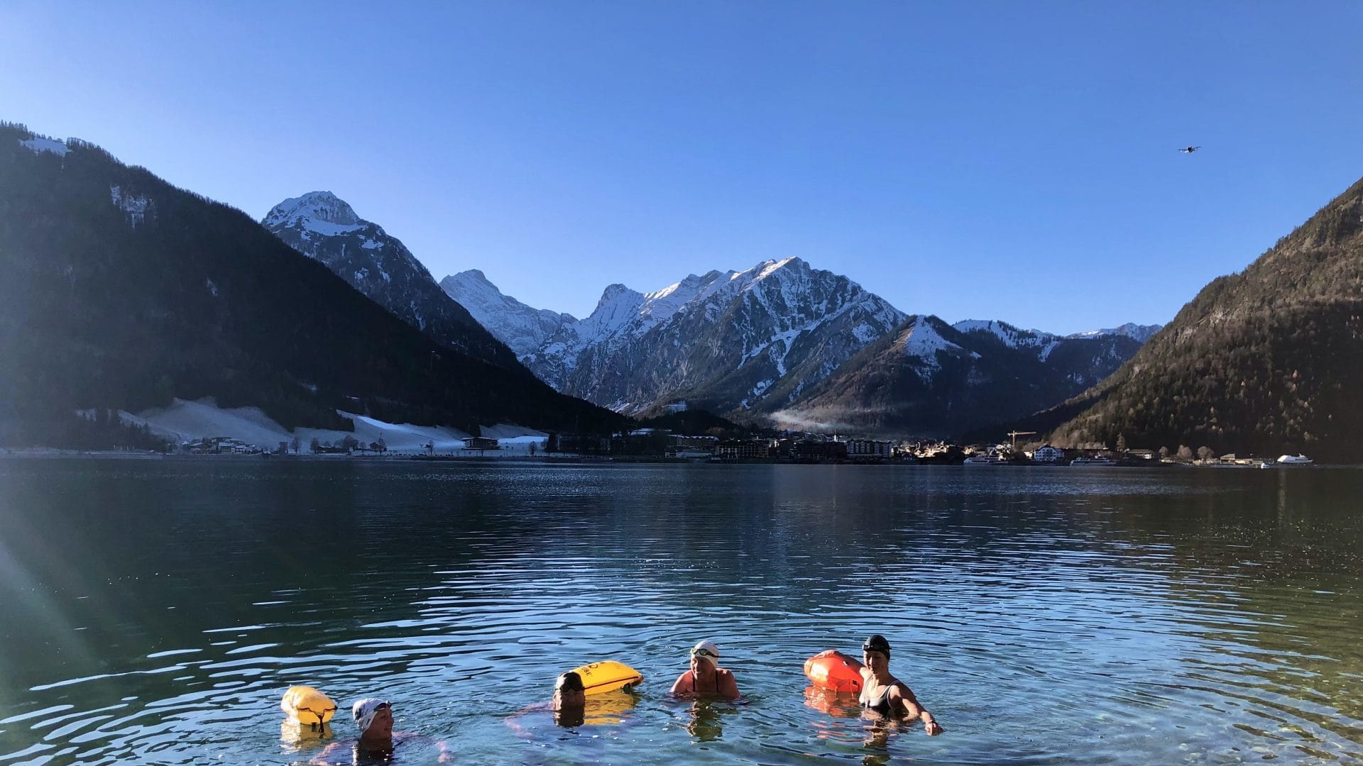 Entspannen Sie bei einem Thermalsee in Tirol, umgeben von den beeindruckenden Alpen.