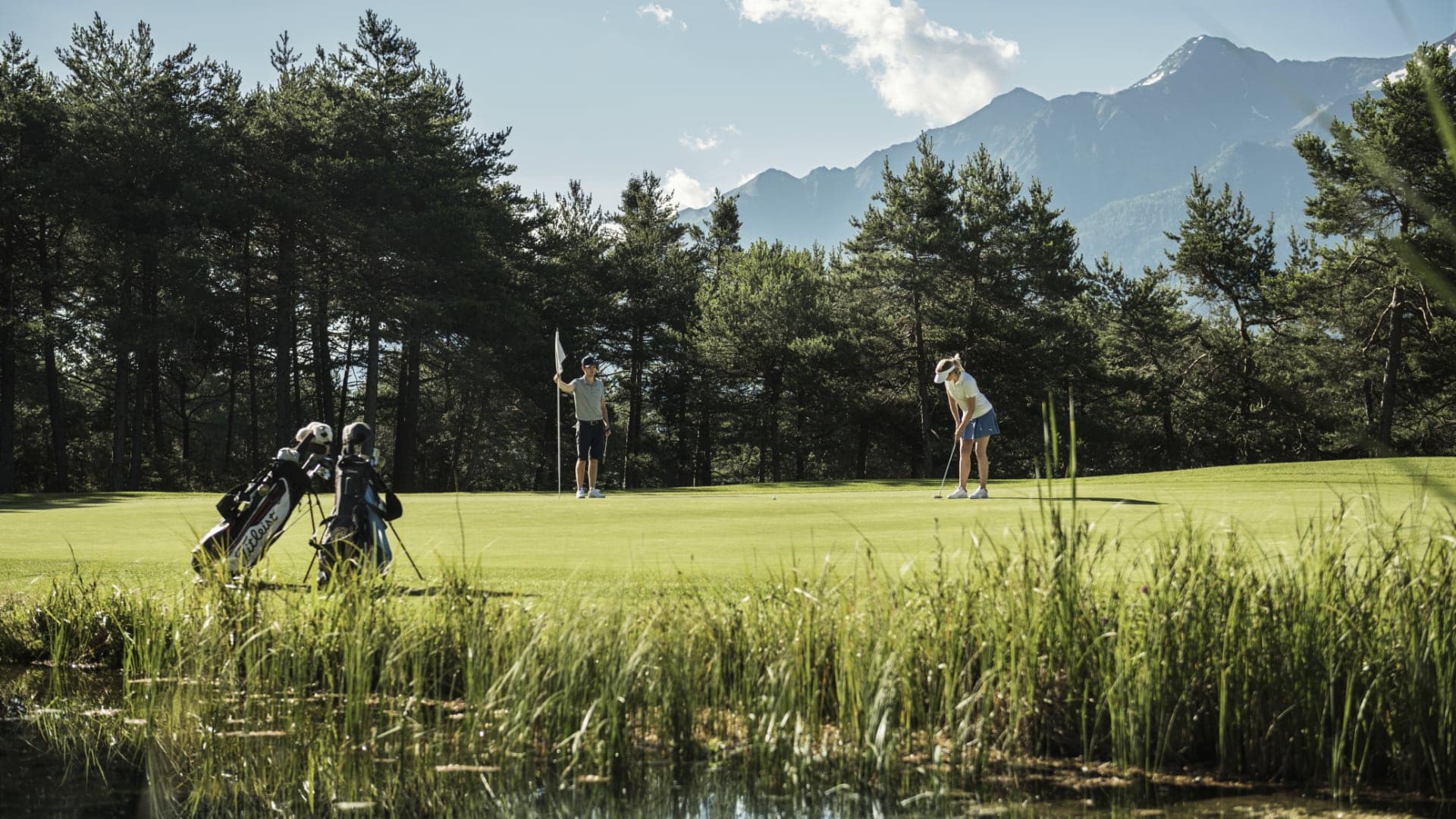 Golfen in den Tiroler Bergen, perfekte Mischung aus Wellness und Freizeit.