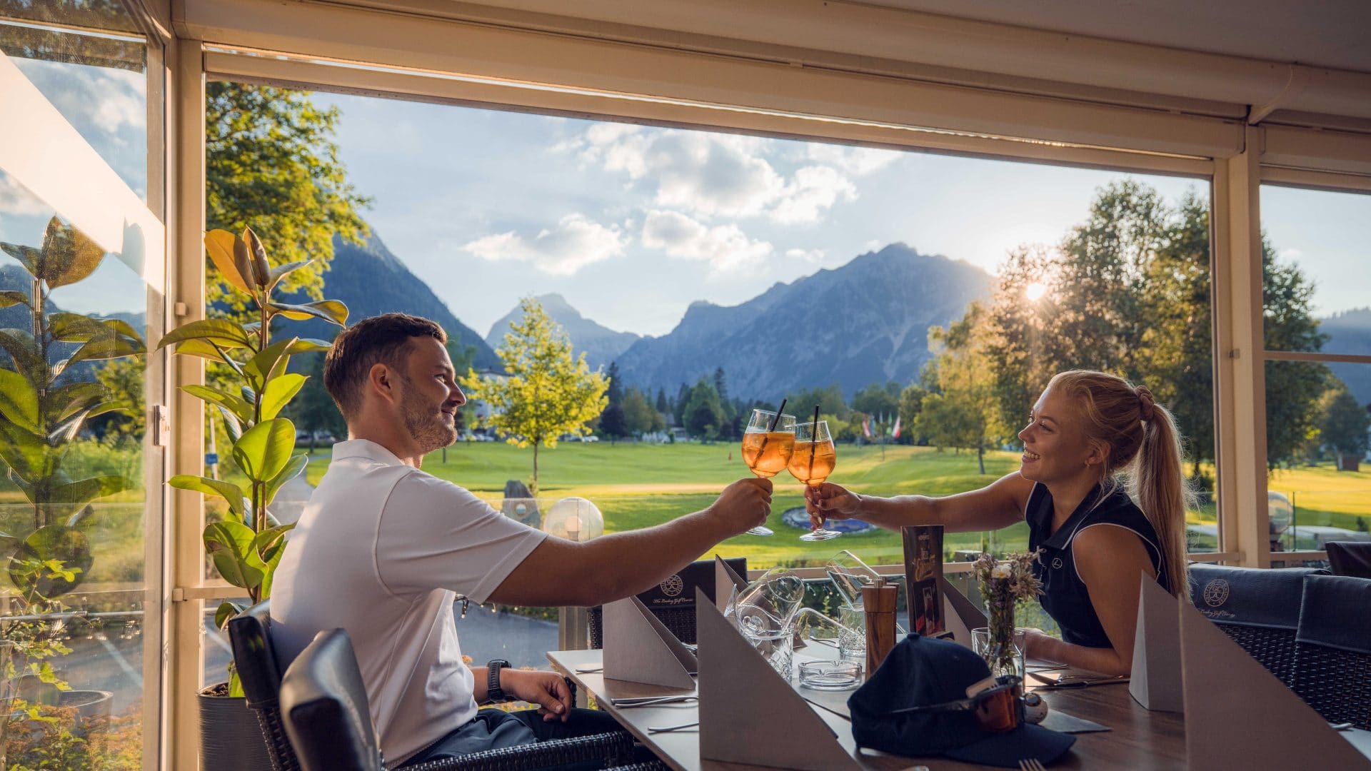Erholung mit Panoramablick auf die Tiroler Berge, ideal für Wellness- und Spa-Liebhaber.