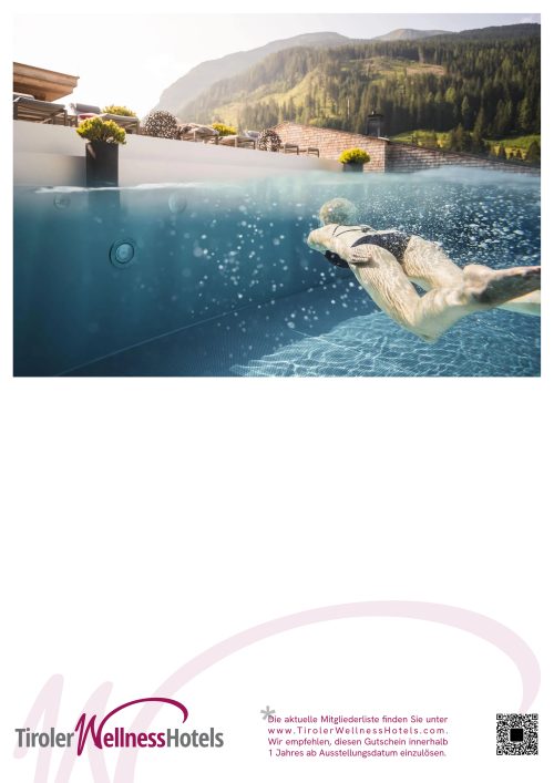 Pool mit Bergblick in Tiroler Wellness Hotels, perfekte Erfrischung und Erholung.