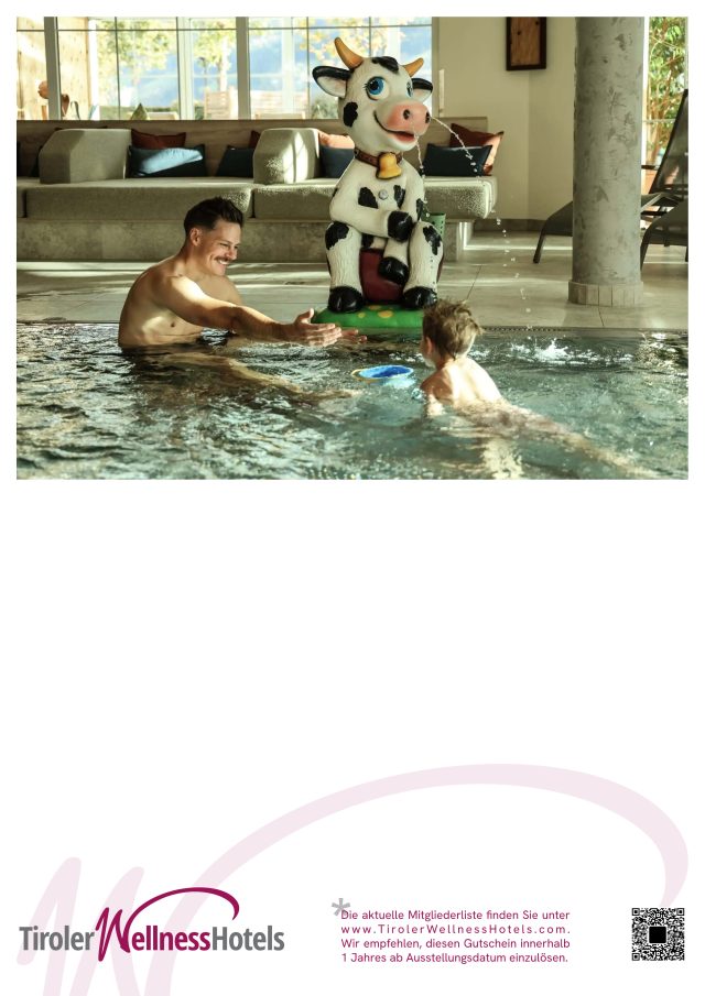 Entspannung im Thermalbad. Fröhlicher Vater und Kind beim Wasser-Spaß im Tiroler Wellnesshotel.