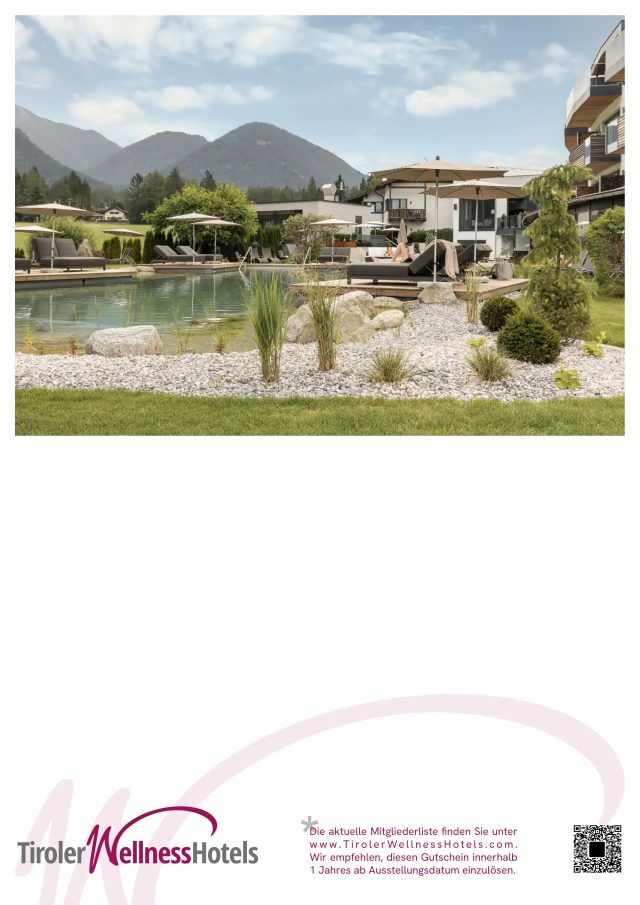 Entspannen Sie am Pool mit Bergpanorama, Liegen und Sonnenschirmen in Tiroler Wellnesshotels.