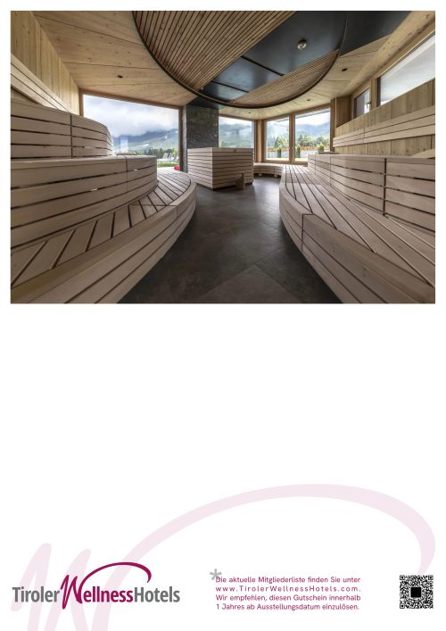 Entspannungsraum mit Holzliegen, Panorama-Aussicht, Sauna, Wellness, Tiroler Hotellerie.