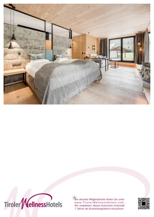 Geräumiges Wellness Hotelzimmer in Tirol mit Blick auf die Berge.