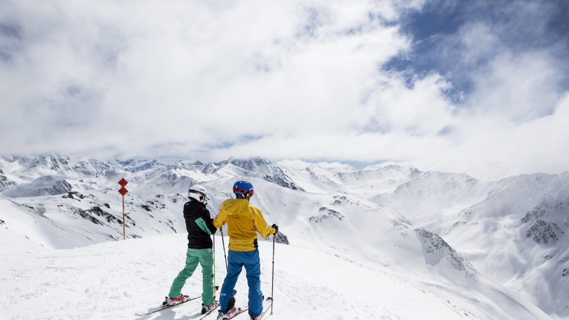 Alpinski in Tirol, Wintersport, Bergpanorama, Skiabenteuer, Schneelandschaft, Skifahrer, klassische Wintersportkulisse.