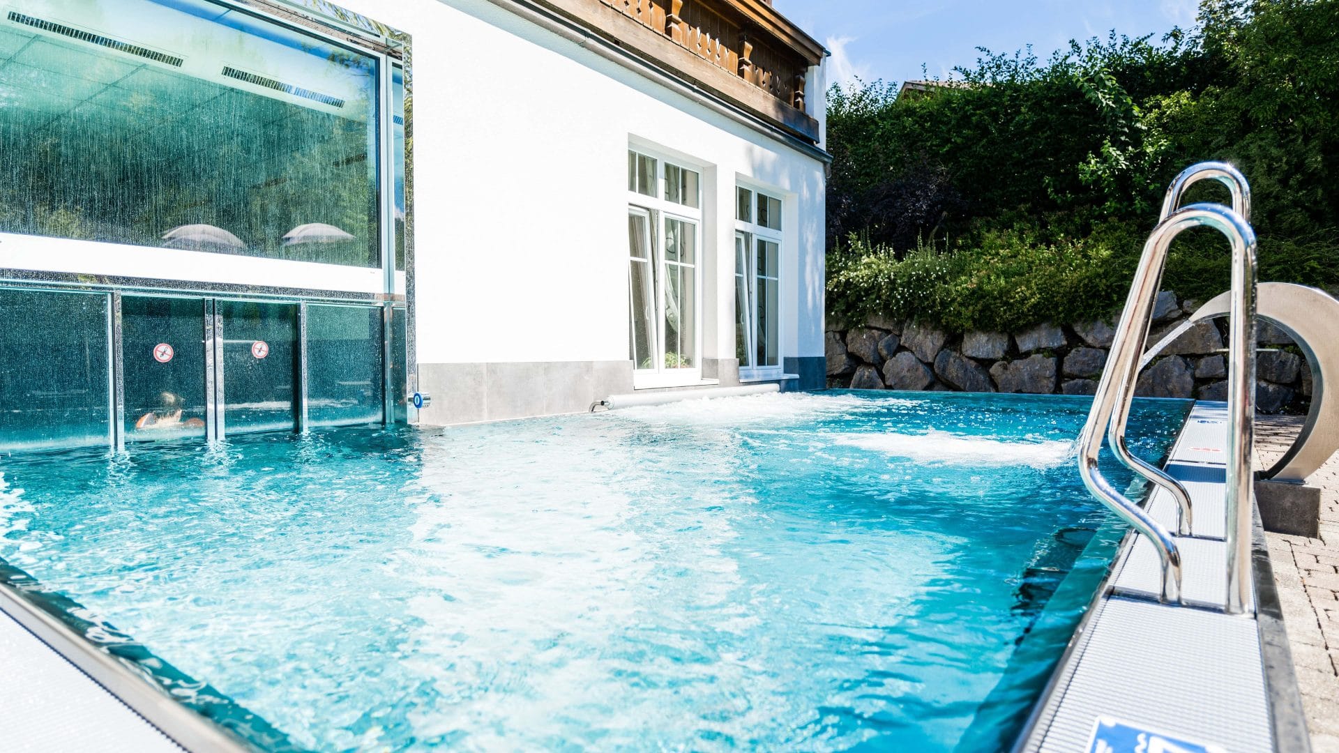 Entspannungsbad mit Blick auf die Natur im Tiroler Wellnesshotel, ideal für Erholung und Wellness in.