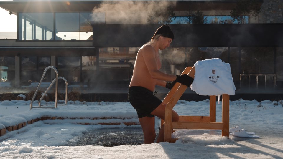 Eisbaden im Natur-Badeteich