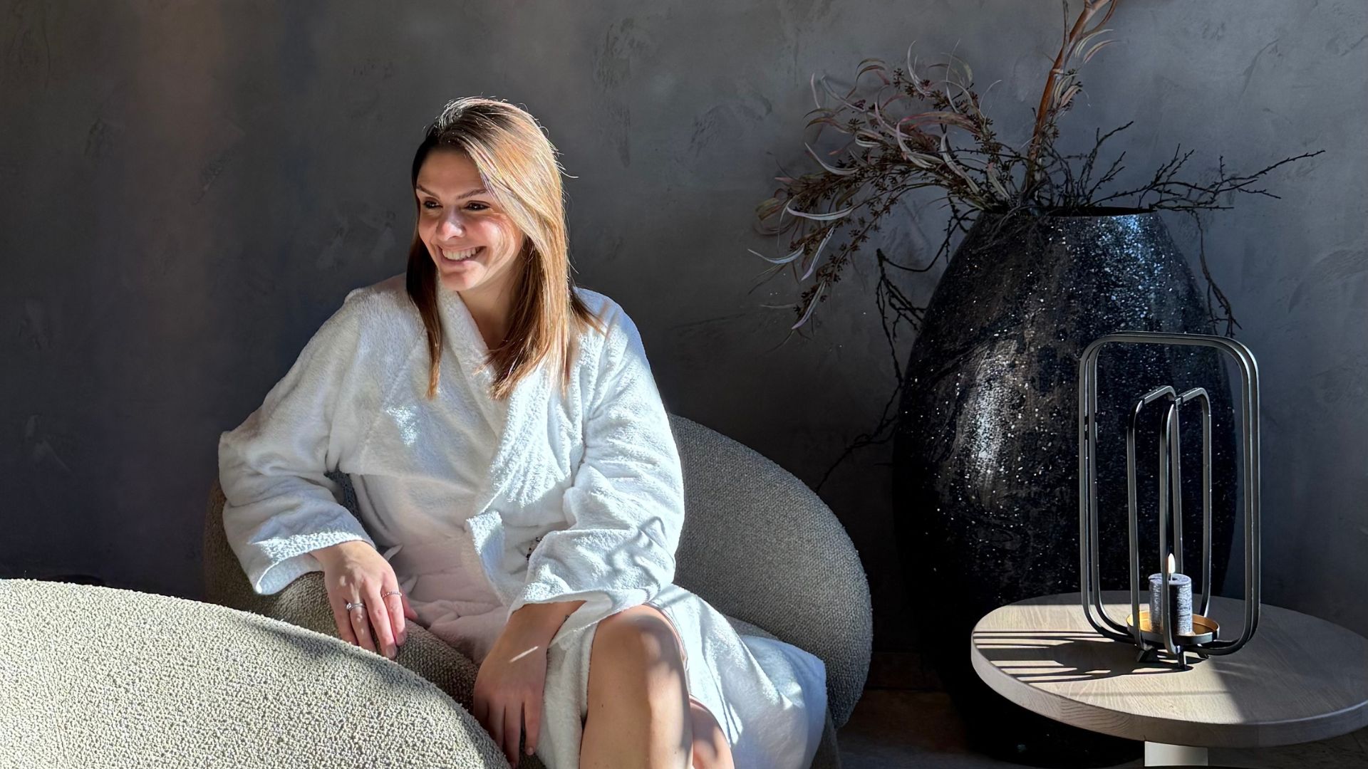 Frau entspannt sich in Wellness-Robe bei Tiroler Wellnesshotels, März-Reset.