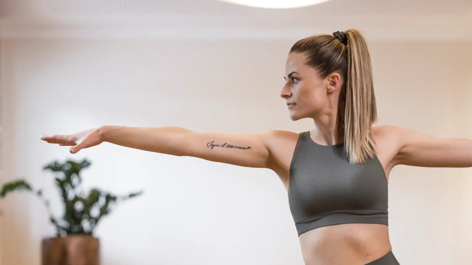 Frau beim Yoga in einem Wellnesshotel in Tirol, entspannt und fit.
