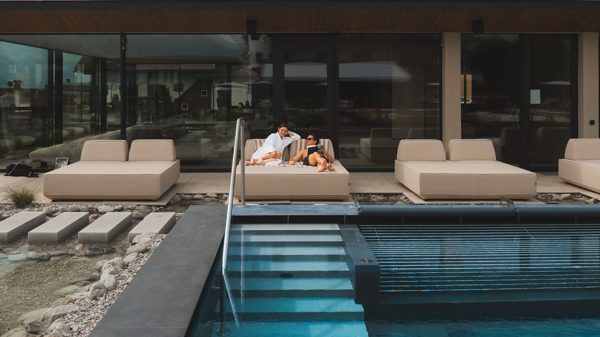 Entspannter Wellnessbereich mit Pool und Liegen im Tiroler Wellnesshotel, ideal für Erholung während.