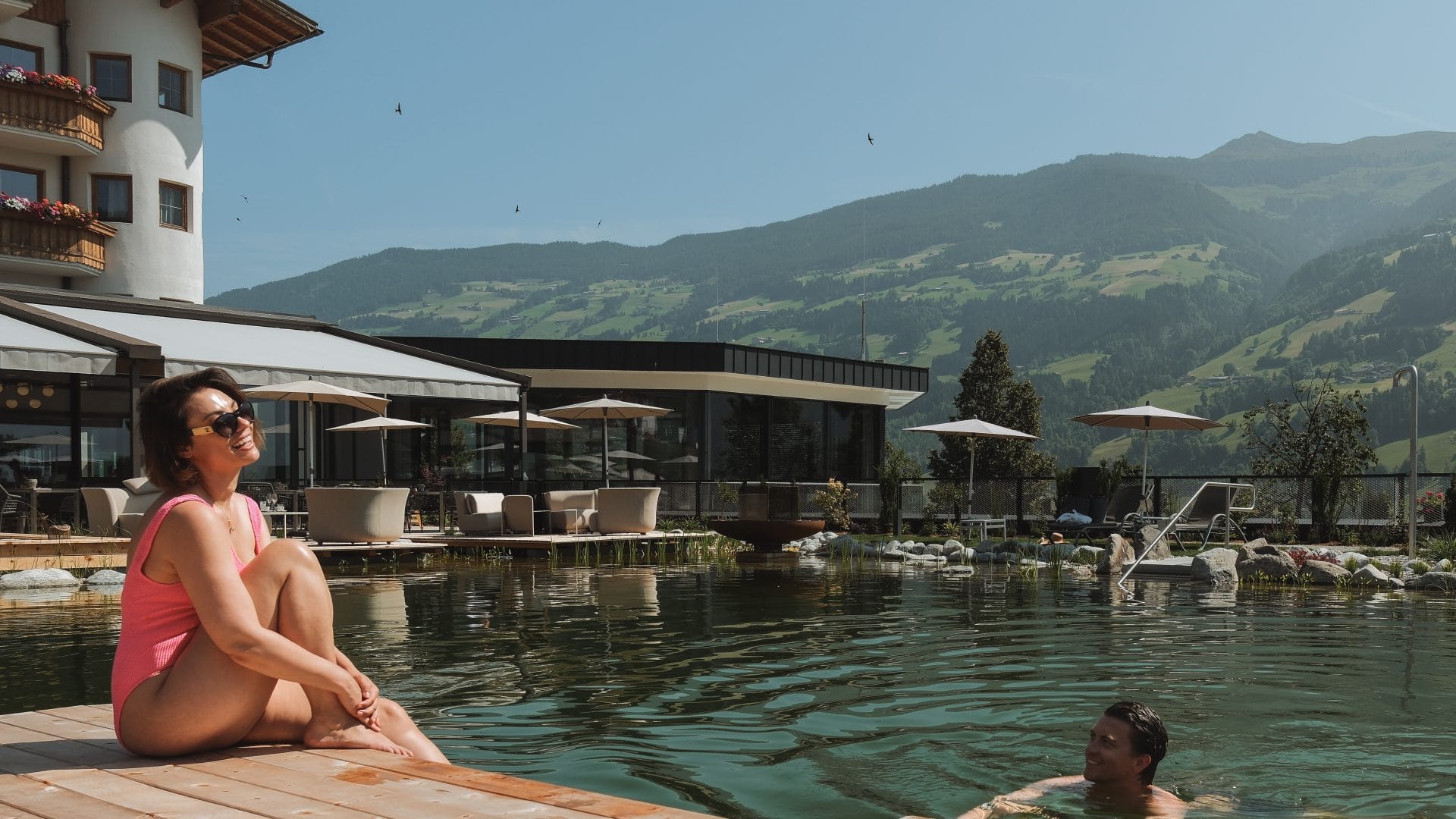 Entspannung im Thermalbad mit Blick auf die Berge in Tiroler Wellnesshotels.